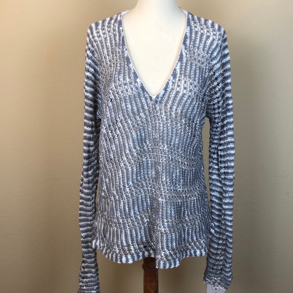 Lumiere Gray & White Open Knit Crochet V-Neck Long Sleeve Sweater - Size Small